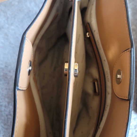 Guess purse - Picture 10 of 10